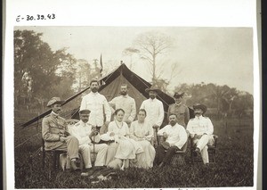 Erinnerung an die Einquartierung in Nyasoso (Januar 1905). Miss. Stahl, Fr. Spellenberg, Colonist Ralhke, Ob.-Arzt Handl, Ob.-Lts. Schlosser, Hirtler, Frau Spellenberg, Frau Stahl, Gottl. Spellenberg, Oberst Müller