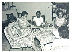 Lærerinderne har morgenandagt på pigeskolen i Aden. Foto brugt 1965