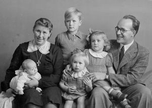 Missionærfamilien Peder og Edith Breiner Henriksen med 4 børn: Mogens, Karen, Annelise og Jørgen - Født 1940, 1943, 1944, 1946. Udsendt af DMS til Sydindien, 1946-57. Arbejdssteder: Cuddalore 1948-56, Panruti 1956-57