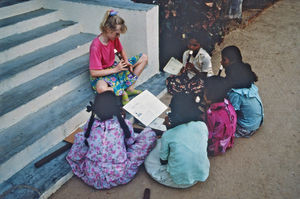 05.- Mission for børn i Indien. Diasserie 1990, "Da jeg blev velsignet af en elefant". Men her er de 6 bedste veninder, jeg fik dernede. De hedder: Bejnemal, Christie, Asha, Janedi, Devi og Patma. Jeg fik dem på grund af en lærer, som havde givet dem 6 blokfløjter og lært dem at spille. Hun havde også givet mig nogle noder, så vi kunne spille sammen dernede. De lærte mig en sang på tamil (som jeg vil synge nu) - noget med at prise Herren på mange forskellige måder – ved at synge, spille på guitar, tromme osv