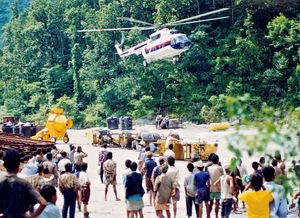 United Mission to Nepal, Kirne landsby, Khimti. Under konstruktion af vandkraftværket, 1993-2001. Helikopter transport til de andre arbejdspladser