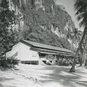 Recent houses for employees and workers, on the beach of Temao, Makatea