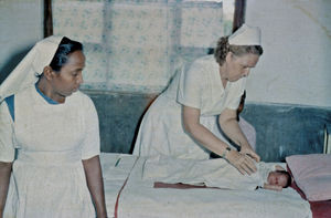 Behandling af patienter, Sevapur Hospital, Assam, Nordindien. (Hospitalet blev grundlagt af lægemissionær Otto Forman og indviet 1948. Dr. Johs. G. og Karen Andersen startede deres missionærarbejde her, 1953-58)