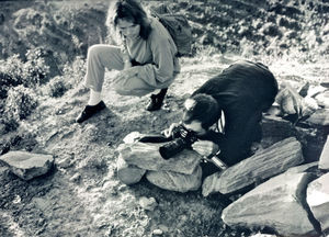 Filmfolkene i fuld gang med at optage filmen: Vestens Unge - Religionsmøde på Verdens Tag, 1988. (Filmen kan ses på YouTube)