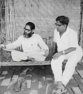 NELC, Malda, West Bengal, Nordindien. Administrator & præst, Anil Kumar Jha (th). (Anvendt i: Santalposten nr 11/1968, forsiden)