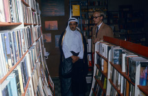 Sheikh Isa Al Khalifa, Informationsminister i Bahrain ser på Family Bookshops udvalg af bøger sammen med Director Jørgen Nørgaard Pedersen