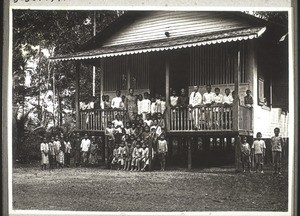 School in Tewah (1 Village chief, 2 Village chief, 3 Teacher) (1925)