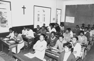 Fra bibelskolen i Atsimoniavoko ved Antsirabe, Madagaskar, 1985. Klasseværelse med studerende