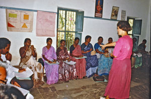 44.- Tamil Nadu, Indien, 1988-89. "Med 80 elever i klassen" - En dansk lærer i Arcot skoleprojekt fortæller: Meget af tiden blev brugt til gruppearbejde. Alle lærere skulle igennem 8 forskellige grupper i løbet af de to dage. Det kunne være workshop om tamil, håndarbejde, matematik, fysik og kemi, og der var også en gruppe om dukketeater. Jeg var med i planlægning af en musik-workshop. Her spiller vi på nogle hjemmelavede instrumenter