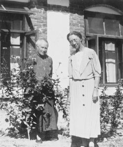 Frk. Ellen Nielsen og frk. Astrid Poulsen, Fenghuagchen. Foto anvendt i 1938. Der blev afholdt en missionskonference i Fenghuangchen 15. - 17. sep. 1938