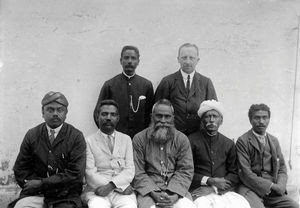 Menighedsrådet i Karmel, Tiruvannamalai. Bagerst Nadan og Ejner Hoff. Foran +, Manikkam, Perumal, ?,?. ca. 1910