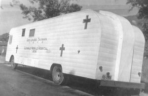 Fra DMS missionær, Mette Stauns' (Ane Mette Frank Stauns) sundhedsarbejde i Yang-ming-shan, Taipei, Taiwan, 1956. Hospitalsbilen kører rundt i de omkringliggende byer. Fra 1952-54 arbejdede Mette Stauns på Makay Memorial Hospital i Taipei og herefter i Yang-ming-shan, Taipei indtil 1960. (Anvendt i: Dansk Missionsblad nr 1/1957)