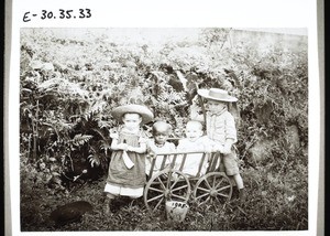 Kinder von Geschw. Schuler mit Wägelchen u. Negerwaisenkind