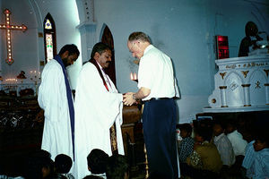 Arcot Lutheran Church hand over a departure gift in Karmel Church in Tiruvannamalai, to Jørgen