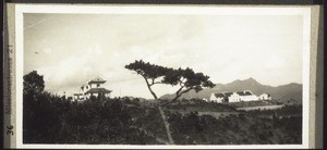 Institut für Buddhistenmission i. d. Nähe v. Hongkong (links Europäerhaus, rechts Pilgerhalle)