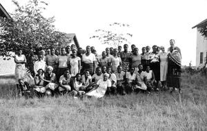 ELCT, Nordveststiftet, Tanzania. Missionær Gudrun Larsen med elevhold fra Ntoma Husholdningsskole, januar 1986. (Gudrun Larsen var lærer ved skolen, 1974-86)