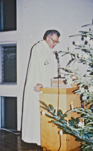 Den Lutherske Kirke/JELC, Japan. Pastor Kresten Christensen prædiker ved julegudstjenesten. (Else og Kresten Christensen var udsendt af DMS til Japan, 1981-98)