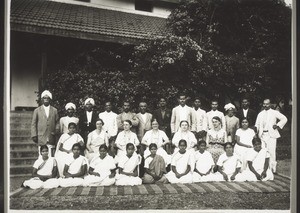 Dr Petitpierre and her personell in front of the hospital in Bettigeri