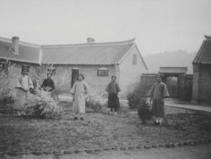 Kvindebibelskolen i Fenghwangcheng. Et hjørne af gården ved forårstide. Anvendt 1931