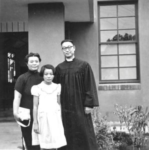 Pastor Chin Chung-an med familie, Taiwan. Pastor Chin var uddannet læge, præsident i Taiwan Lutherske Kirke indtil 1966. (Anvendt i: DMS Årbog 1954)