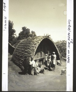 Toda's vor ihrer Hütte (Nilgiris)