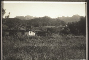 Blick von Norden nach Süden. Das Missionshaus von hinten gesehen. Es liegt am Fusse eines Berges, der langsam ansteigt. (Hoschuwan)