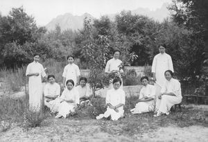 Fra Bibelkvindeskolen i Funghwangchen. De 10 som blev færdige i sommeren 1938. Billedet er taget i skolens have og Fenghwangchen bjerget ses i baggrunden