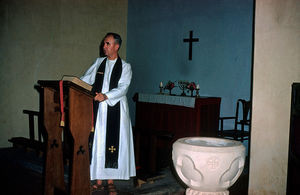 Pastor og missionær Richard Madsen prædiker i kirken i Crater, Aden in 1960