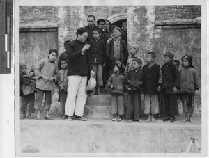 Fr. Chan telling story to children at Wuzhou, China, 1948