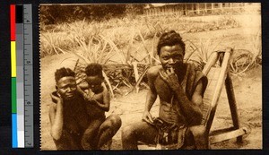 Family awaiting medical treatment, Gingungi, Congo, ca.1920-1940