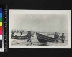 Loading boats, Sekondi, Ghana, 1926