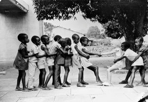 Den evg. lutherske kirke/ELCT. Fra kirkens børnehave i Bukoba, Kagera-regionen, Tanzania. Børnene leger ’Bro bro brille’ – en gammel dansk sangleg for en gruppe på mindst fire personer