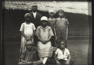 26. Evangelist Hans Mongo i. Bekondo mit Frau & Pflegekindern