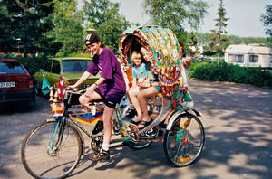 Landsmødet i Vejen 1996: Børn og unge muntrer sig i pausen med at køre på cykelrickshaw