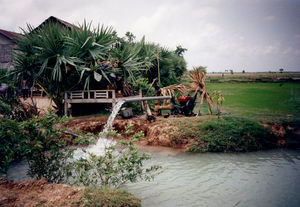 Scener og mennesker fra landsbyen Preah S'Dach. Overrislingsboring, 1996