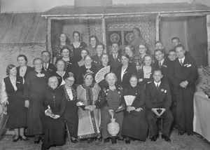 Fra DMS Missionsudstillingen i Køge 1937. Fællesfoto: Missionærer, arrangører (bl.a. børnesekretær Carli Ulbæk/g. Højlund) samt"Sløjfer" (De ved udstillingen praktisk engagerede). Siddende foran, nr. 2+4+5 fra venstre: Missionær Ida Bindslev, Indien - frk. Minna Frantzen, DMS - fru rektor Olsen, Haslev. (Anvendt i: Dansk Missionsblad nr 6/1938)