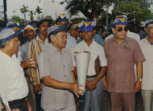 Assam, Nordindien. Mornai Tehaves 100 års jubilæum, juni 1990. Forrest fra venstre: Moderator i NELC, biskop Sagenen Kisku - Formand for bestyrelsen i Mornai Tea Estate, tidl. minister Mathias Tudu - Biskop Munshi M. Tudu