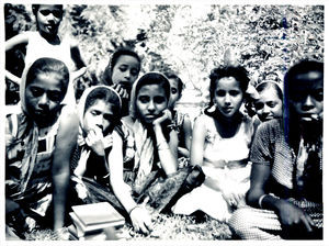 Der fortælles historier på pigeskolens udflugt, Aden, Arabien, 1960