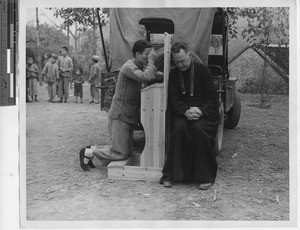 Fr. Tennien holds outdoor confessions at Cenqi, China, 1948