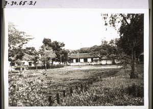 Blick durch das ehemalige Camp der internierten holl. Frauen u. Kinder (im Hintergrund unser Internierungslager)