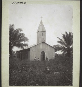 Kapelle in Bonaduma, (mit Br. Stolz, der sie gebaut hat) wo die deutschen Gottesdienste abgehalten werden