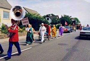 Hvalpsund Genbrug blev åbnet med en gadeprocession, 23. Juli 1998. Den har siden udviklet sig og havde i 2013 ca. 70 frivillige medarbejdere samt en omsætning på over 400.000 kr. Overskuddet deles mellem Kherwaramissionen (15%), Kirkens Korshær (42,5%) og Danmission (42,5%)