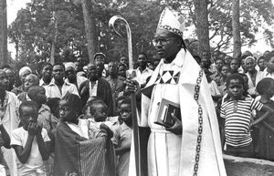 Nordveststiftet, Tanzania. Dr. theol. Samson Mushemba ved bispevielsen i Bukoba Domkirke, 16. december 1984. (Efterfulgte biskop Josiah Kibira og fortsatte som biskop indtil 2000, samt som ELCT præsident, 1992-2007)