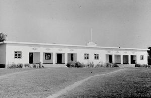 Nordindien. Eklakhi Mission PRY School (grundskole), Malda, West Bengal. Pigeskolen var grundlagt i Nimasarai før 2. verdenskrig af Signe og Hans Peter Hansen Kampp. På grund af sundhedsproblemer med bl.a. malaria, blev den i 1945 flyttet til Eklakhi. (Anvendt i: Santalposten nr 3/1964)