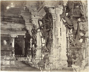 Aus schwarzem Granit gehauene Figuren in Tenkasy Temple