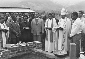 Grundstensnedlæggelse til kirken, undervisningscentret Junior Seminary, Morogoro, Tanzania. (Anvendt i: DMS Årbog 1978)