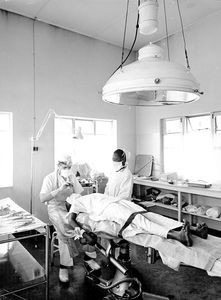 ELCT, Kagera-regionen, Tanzania. Lægemissionær, dr. Frode Kristensen på operationsstuen, Nyakahanga Hospital, 1968