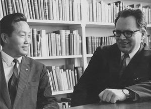 Kirkepræsident Stanley Tung (tv), Taiwan Lutherske Kirke/TLC, og generalsekretær i DMS, Ole Bertelsen, 1967. (Anvendt i: Dansk Missionsblad nr 12/1967)