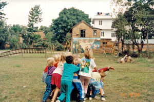 Den Norske Skole i Kathmandu, Nepal. Skolebørn leger på sportspladsen