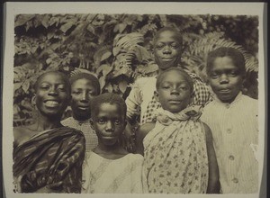 Aburi Kinder (der 2. von links Robert Danso, heute Lehrer am Seminar Akropong)